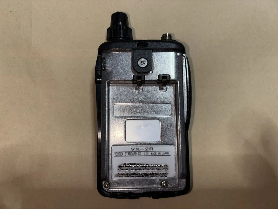 YAESU VX-2R Transceiver mit Antenne wie besehen - Bild 4 von 4