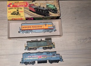 Ho Scale Lot Locomotive With Cars