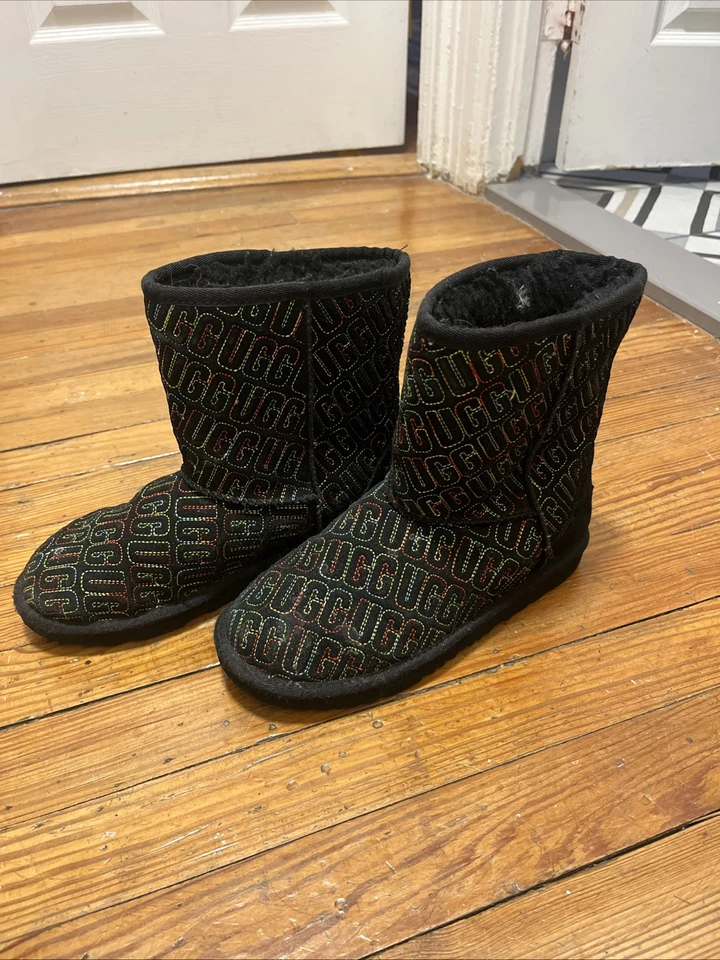 Botas Uggs negras y con puntada arco iris clásicas gráficas para mujer 3 Foto 3 de 4