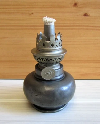 ancienne lampe à pétrole LA COULEE DES ESTAIGNIERS D'ANJOU en étain 95 % - Photo 1/4