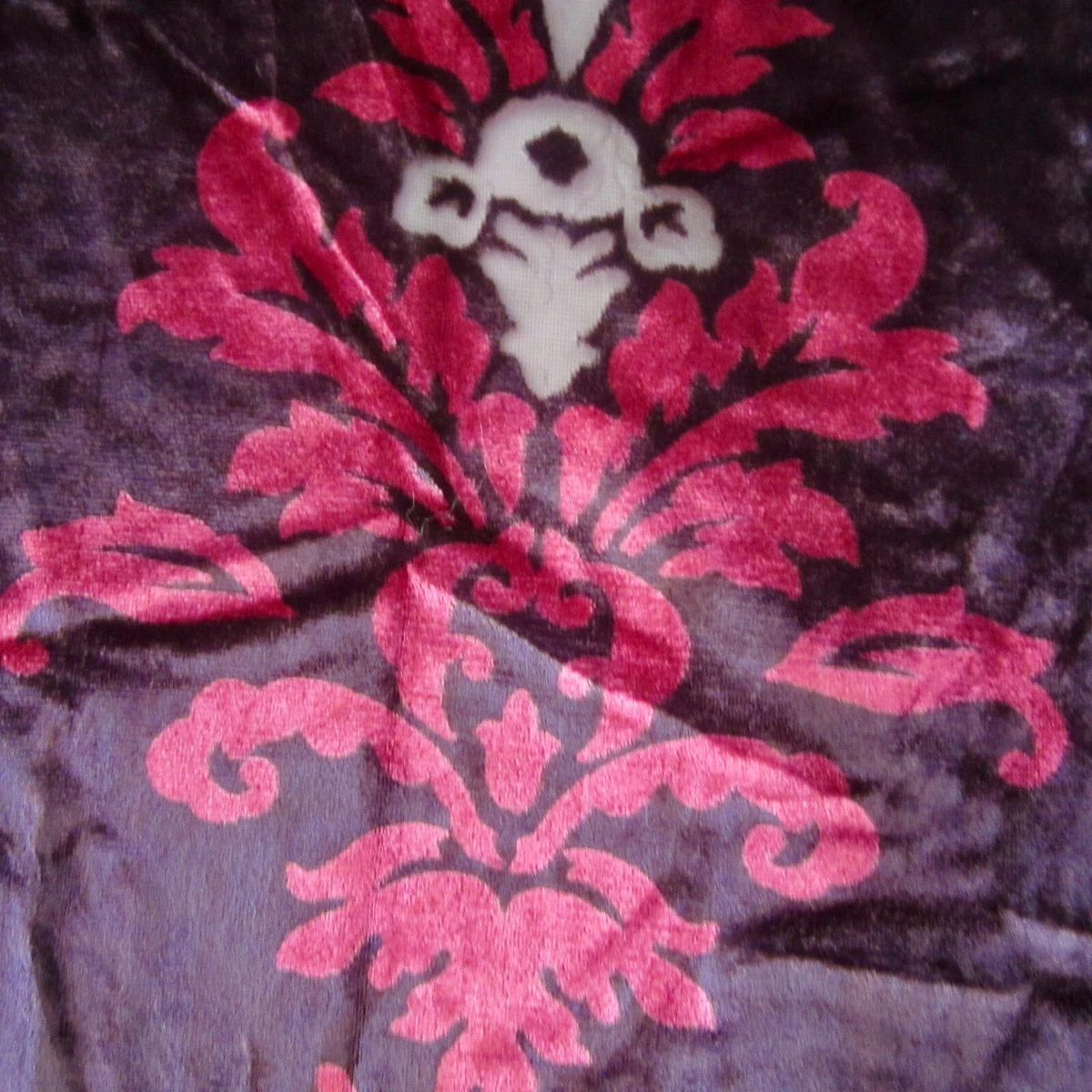 1m x 138cm Retro Vintage Style Fabric Burnt out Velvet Purple Pink Damask Motif