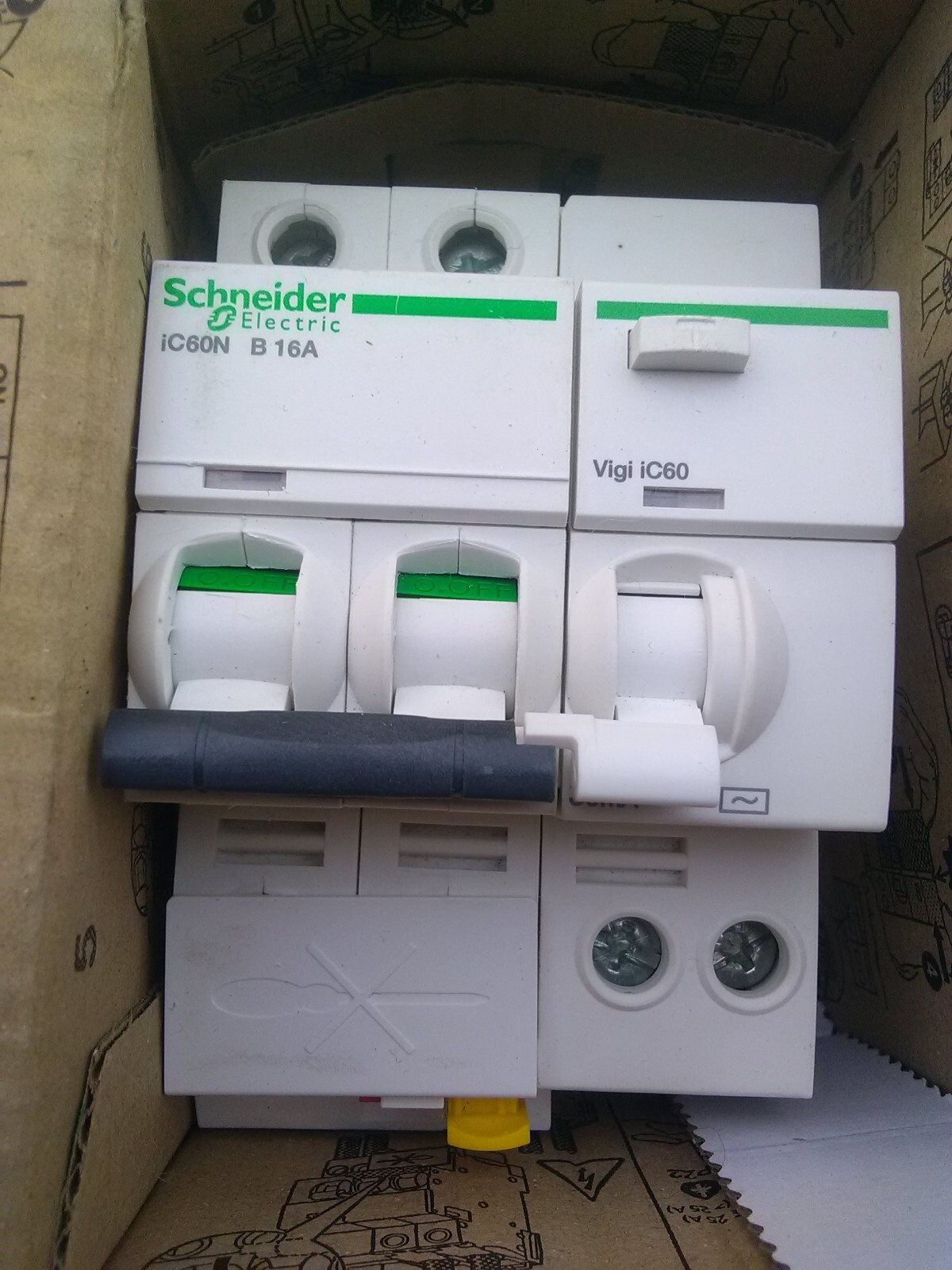 Disjoncteur différentiel bipolaire Schneider iC60N courbe C 16A bloc Vigi AC