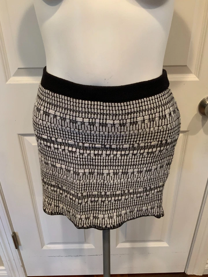 Mini-saia de malha Helmut Lang branca e preta, tamanho pequeno - Imagem 2 de 4