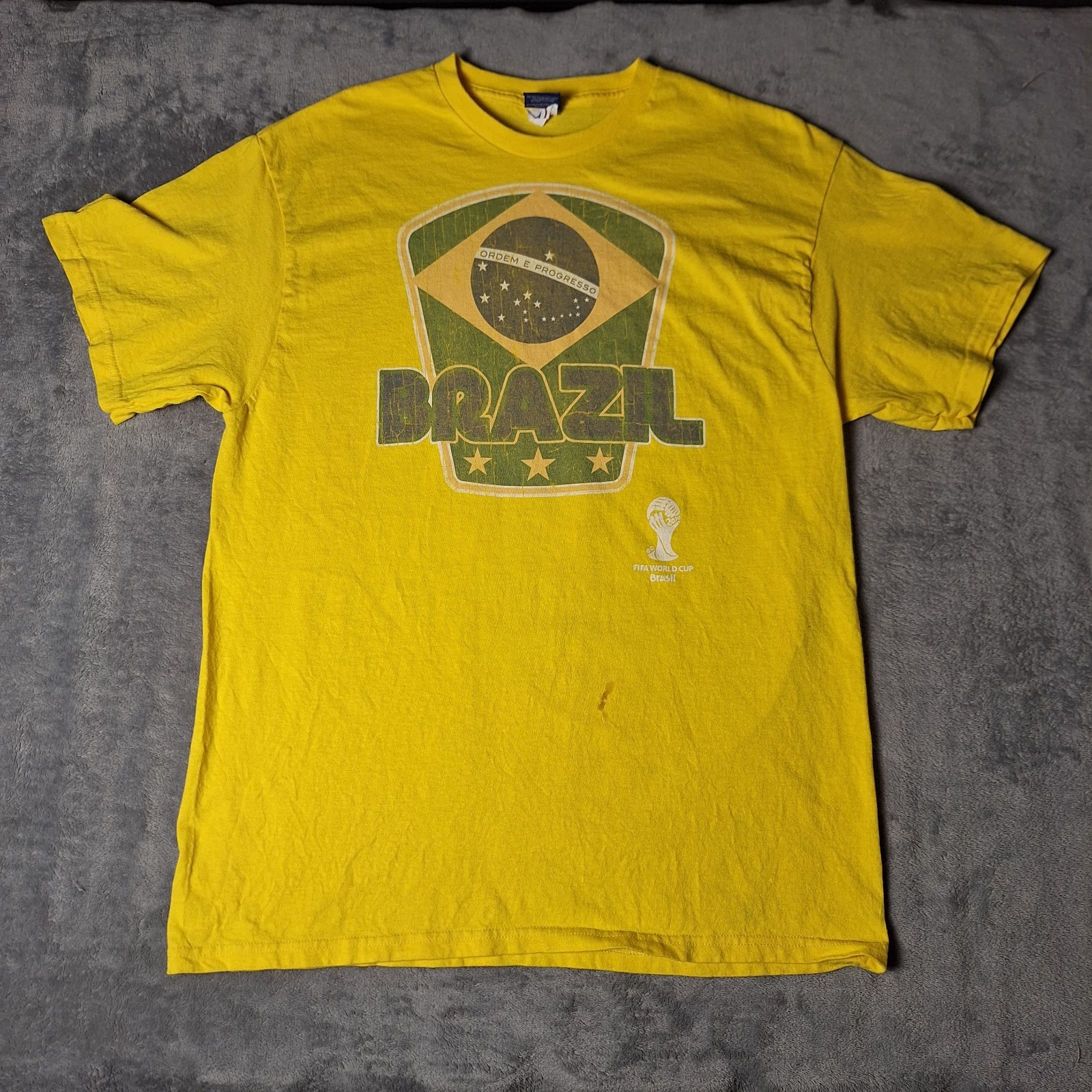 Vintage Brazil 2014 FIFA World Cup Soccer Shirt Yellow Graphic T-Shirt Size XL
