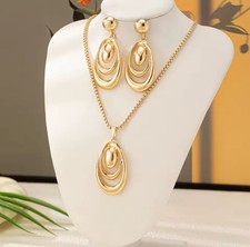 Trendy pierced gold cutout pendant necklace and earring set