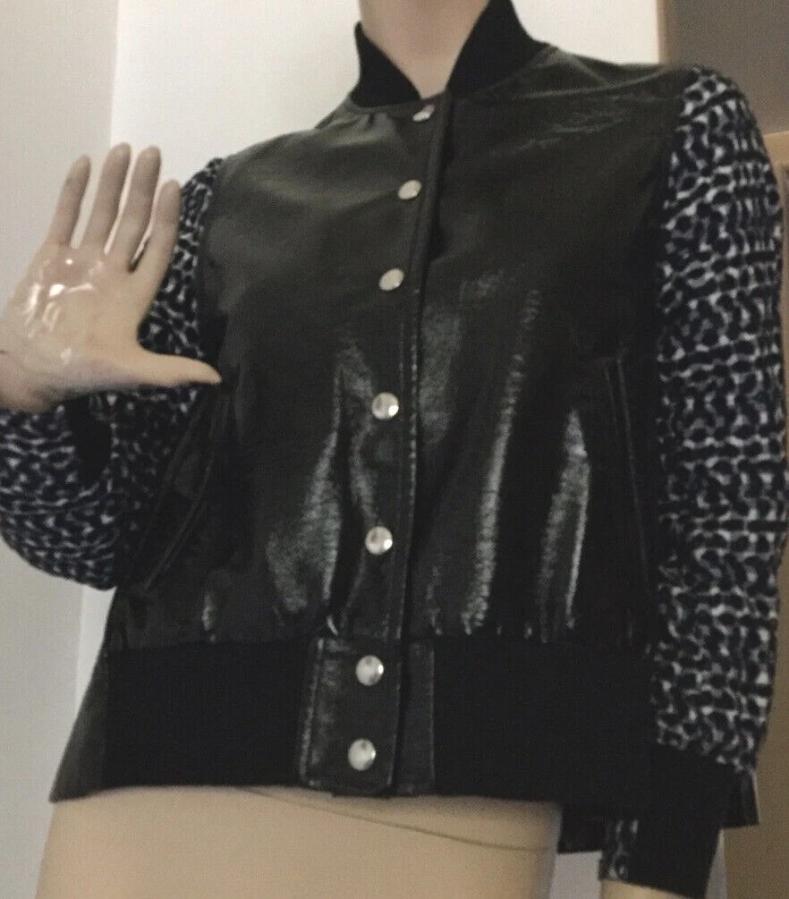 Giacca a maniche ricamate Sacai Luck da donna in pelle nera verniciata sintetica taglia 0