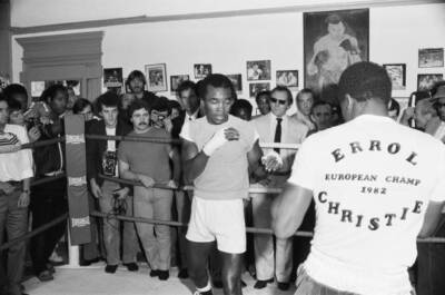 Boxer Errol Christie Sugar Ray Leonard Thomas A Becket gym 24- 1982 Old Photo 2