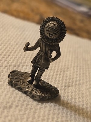 Indianer Zinn Hopi Tawa Figur Sonne Kachina gestempelt 1,25 cm groß.