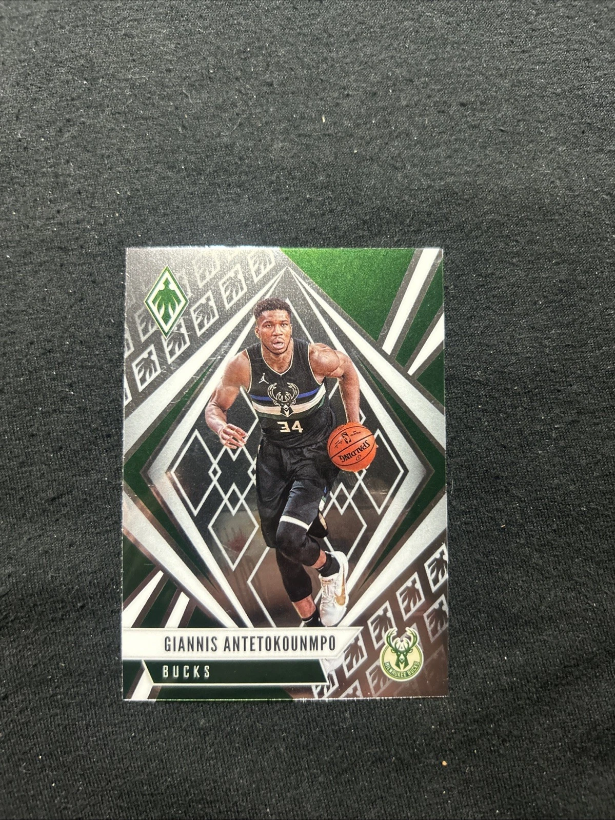 Giannis Antetokounmpo trading card