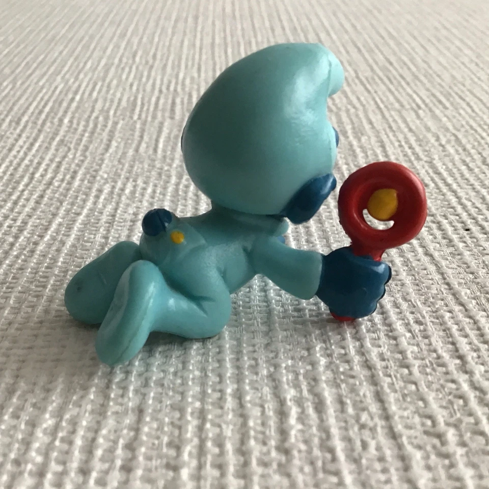 VINTAGE 1980s SCHLEICH PEYO CRAWLING BABY RATTLE  SMURF TOY FIGURE SMURFS - Image 4 of 4