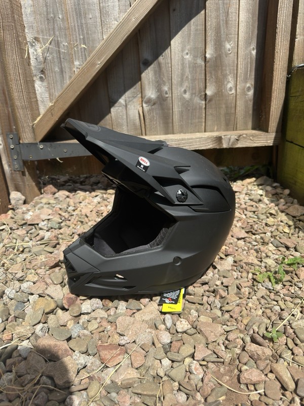 Bell full-10 MIPS medium 55-57cm New
