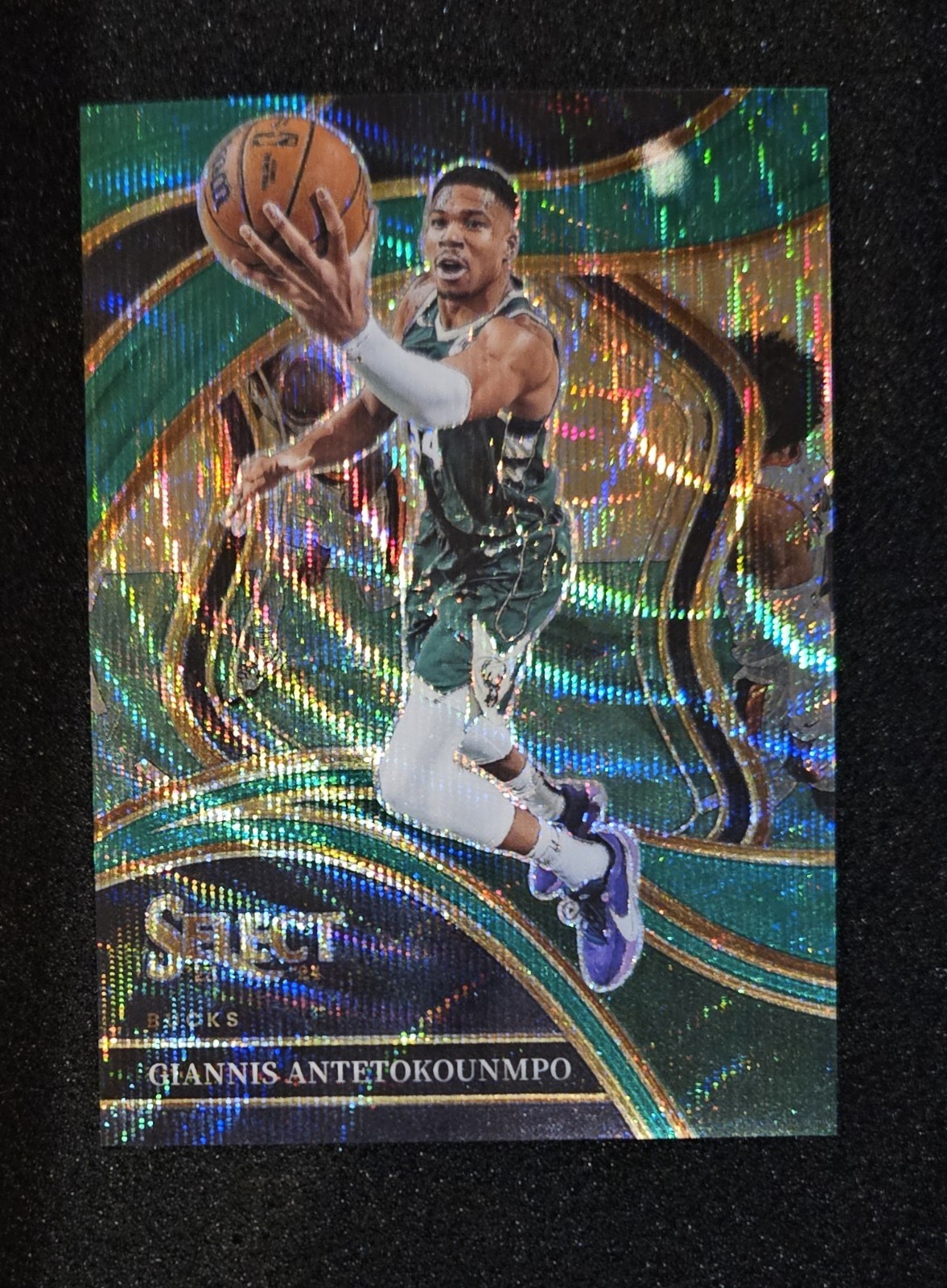 2023-24 Panini Select Courtside Green Wave #260 Giannis Antetokounmpo /50 Bucks