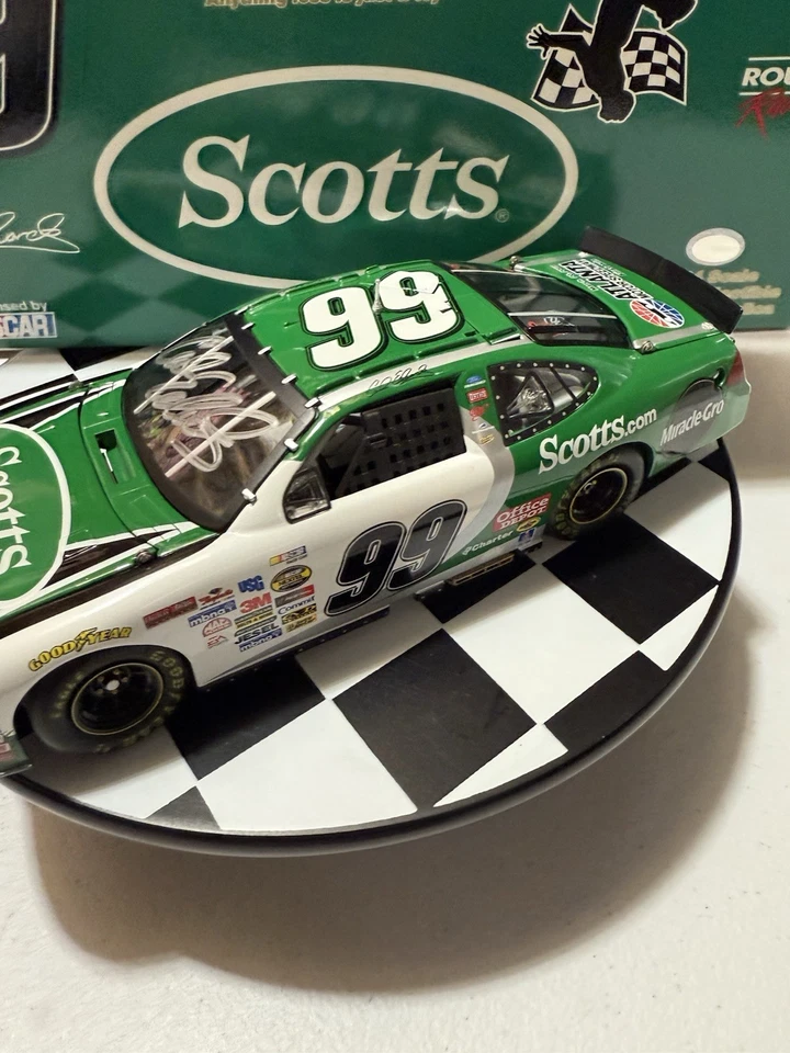 RARO* AUTOGRAFIADO CARL EDWARDS #99 SCOTTS PRIMERA VICTORIA 2005 1/24 Diecast Foto 4 de 4