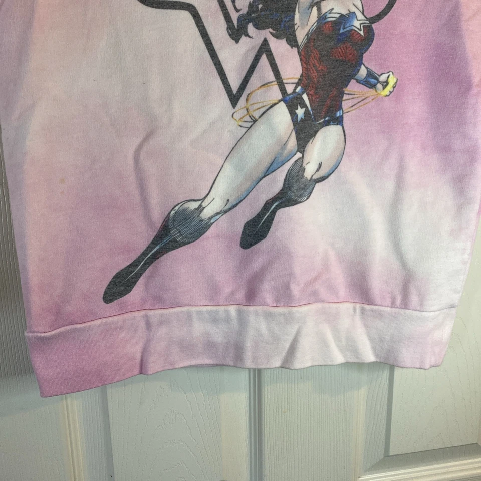 DC Women Juniors 3-5 S Sweatshirt Pullover Crew Neck Wonder Woman Tie Dye Pink - Imagem 4 de 4