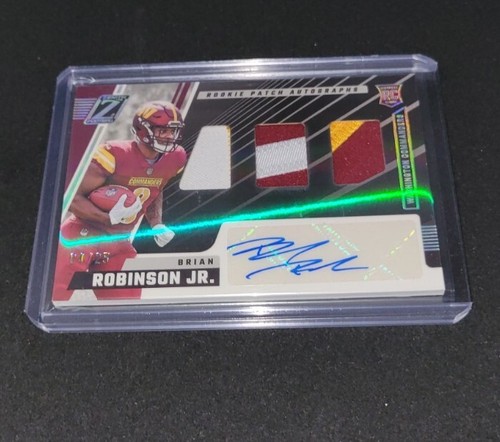 2022 Zenith Brian Robinson Jr Rookie Patch Autografi Tripla Toppa Argento/25 - Foto 2 di 3