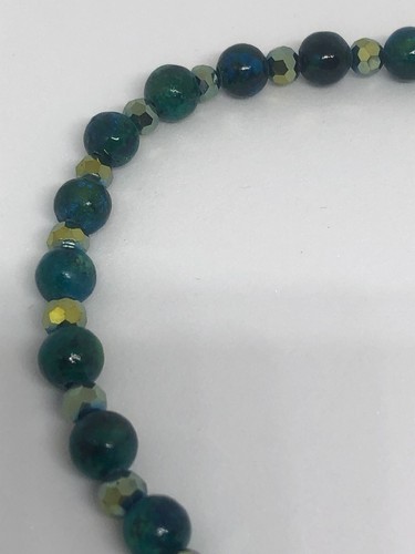 Collana vintage con perle in pietra verde e vetro con ciondolo magnetico tono oro - Foto 7 di 14