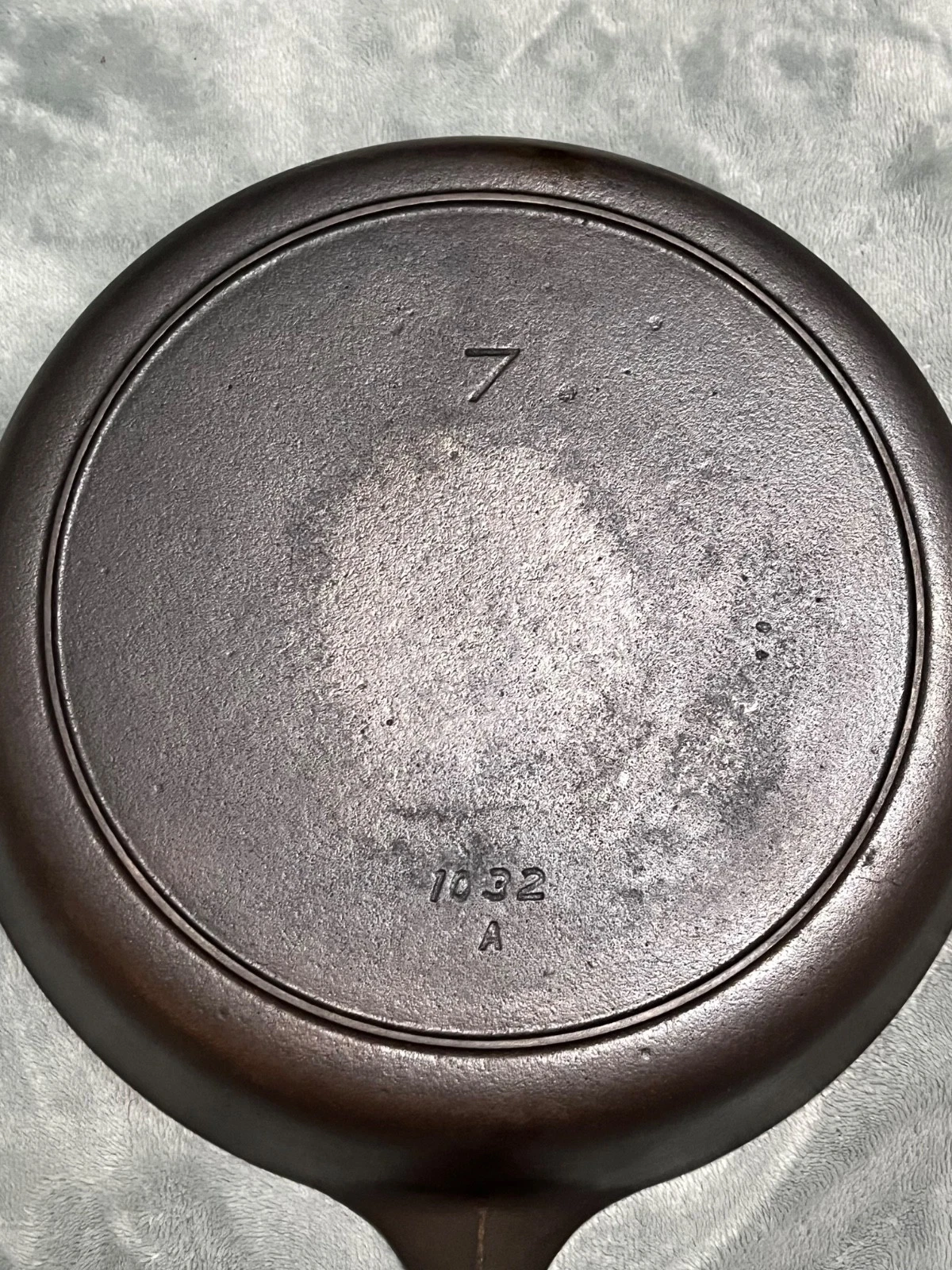 Unmarked Griswold No.7 Iron Mountain Cast Iron Skillet 1032 A with Heat Ring
Opens in a new window o