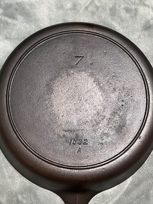 Unmarked Griswold No.7 Iron Mountain Cast Iron Skillet 1032 A with Heat Ring