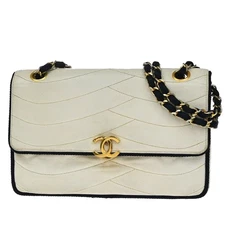 CHANEL CC Logo Wave Stitch Chain Shoulder Bag Leather White Vintage 49RF791