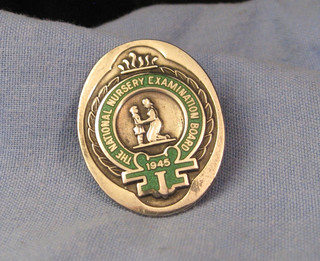 STERLING SILVER SCHOOL TEACHER NATIONAL NURSERY EXAMINATION BOARD 1945 BADGE