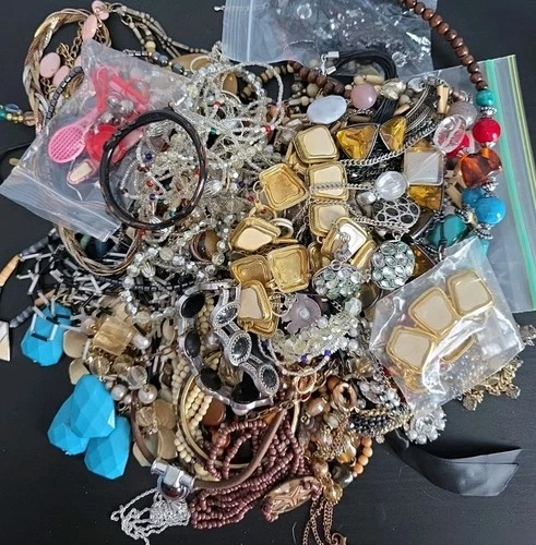 HUGE Lot of 7.2 Pounds Of Vintage-Mod Costume Jewelry BEADS Necklaces **