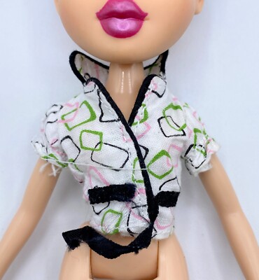 (D) BRATZ DOLL LOT MGA CLOTHING FASHION PACK HEAD GAMEZ WHITE TOP SHIRT