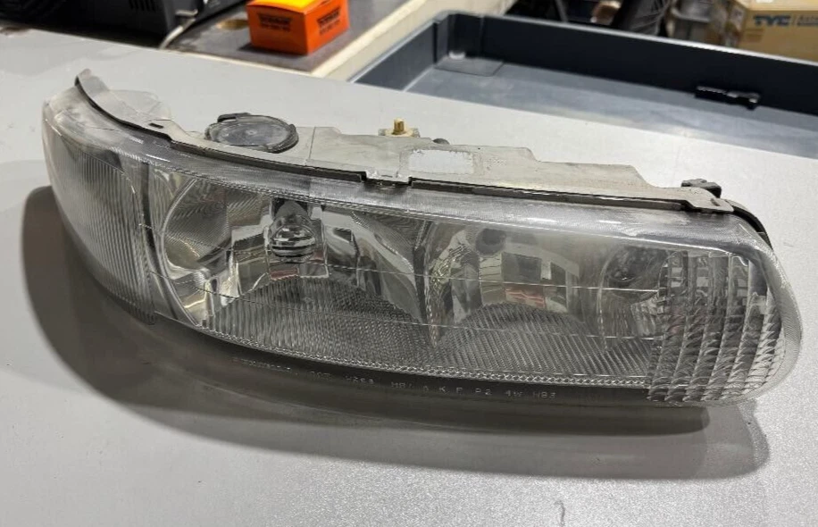 FARO DELANTERO DERECHO TYC 20-5197-01-9 PARA 1997 A 2005 BUICK REGAL/CENTURY Foto 3 de 4