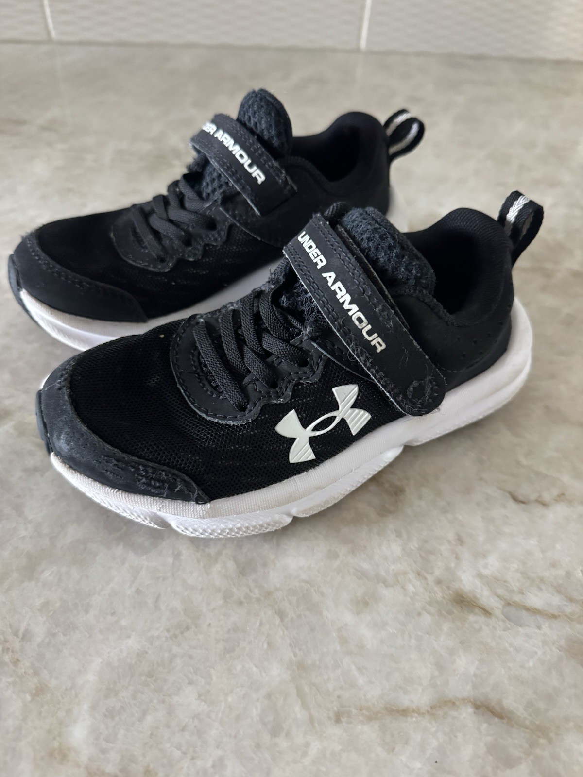 Under Armour Kids Tennis Shoes Size 11