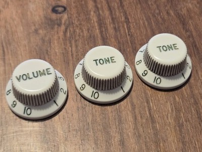 Hosco Pergament UFO ABGERUNDETES TOP Strat Style Knöpfe Set (Master Relic