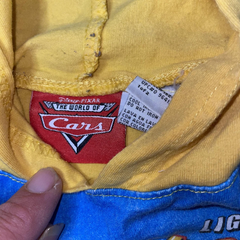 Camisa De Colección Disney Pixar Cars Lightning McQueen Niños 4T Amarillo Azul Con Capucha Foto 3 de 4