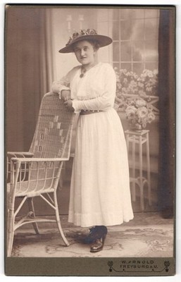 Fotografie W. Arnold, Freyburg a.U., Schützenstr. 7, Hertha Rathmann in weißem  