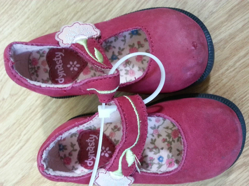 EUC Dynasty 红色天鹅绒皮革 5 码蹒跚学步女孩玛丽珍鞋 — 第 2/4 张图片