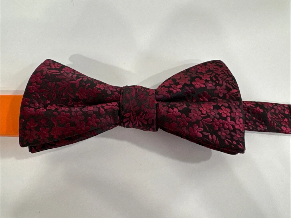 Egara Floral Red & Black Woven Pretied Adjustable Bow Tie Men's Warehouse - Imagem 2 de 4