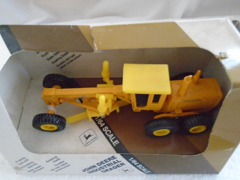 ERTL JOHN DEERE 1:64 SCALE DIE-CAST INDUSTRIAL GRADER DATED 1987 - Image 3 of 4
