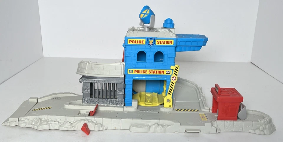 2001 MATCHBOX Roll 'n Rescue POLICE STATION No Cars Included Mattel 128IGB - Image 2 of 4