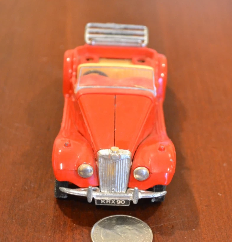 CORGI DIECAST 1955 MG TF  MADE IN GREAT BRITAIN RED/TAN LUGGAGE RACK READ - Image 2 of 4