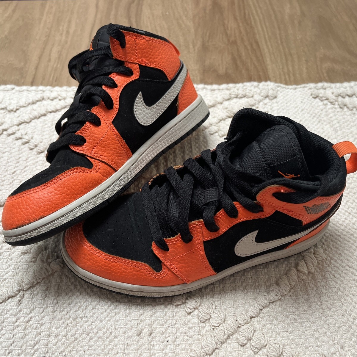シューズ(男性用) Air Jordan 1 Mid Black Orange Nike Air Jordan 1 Mid SE Vivid Orange Black FJ4923-008 Men's