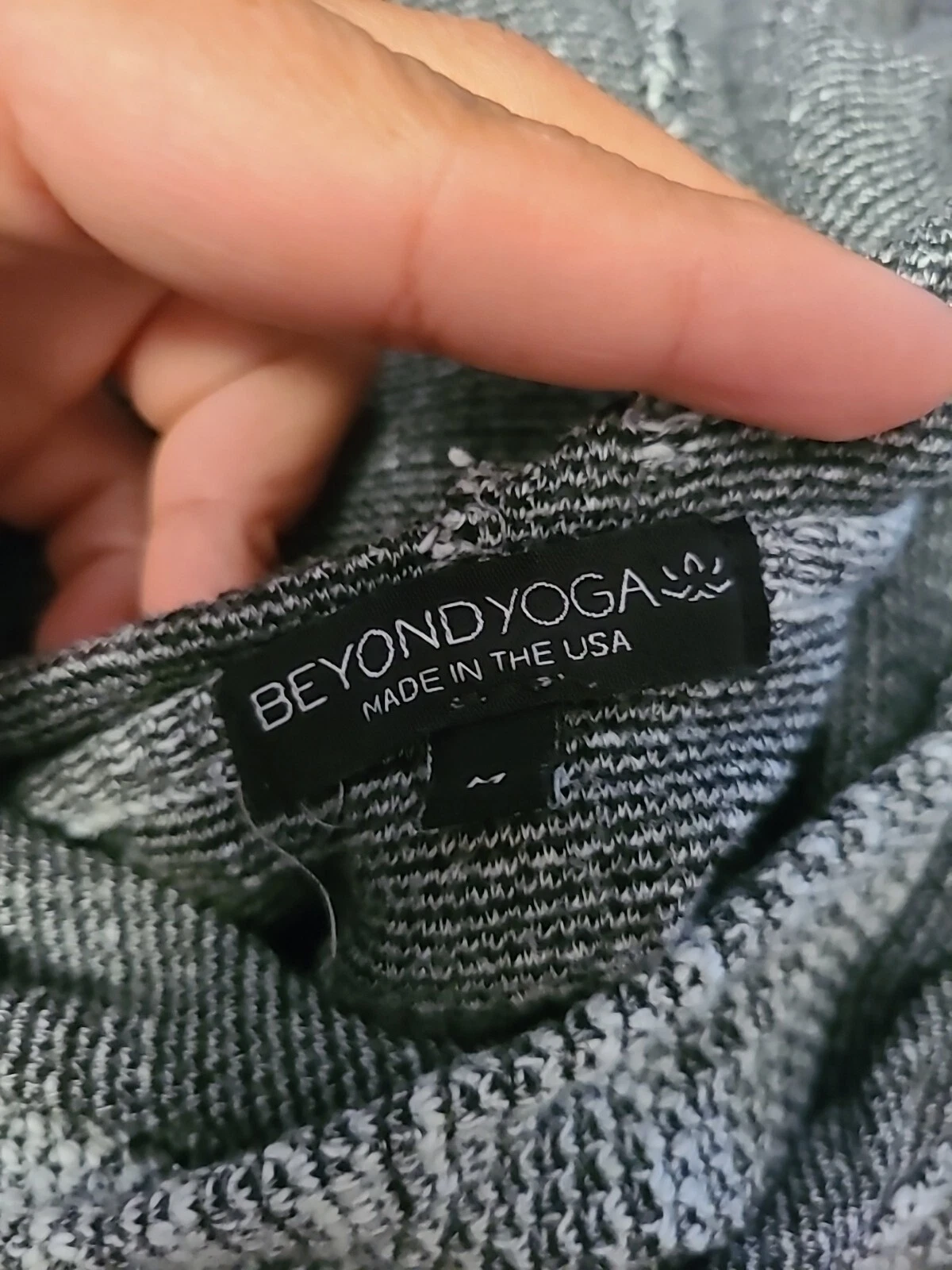 beyond-yoga fly away split back hooded ¾ sleeve 