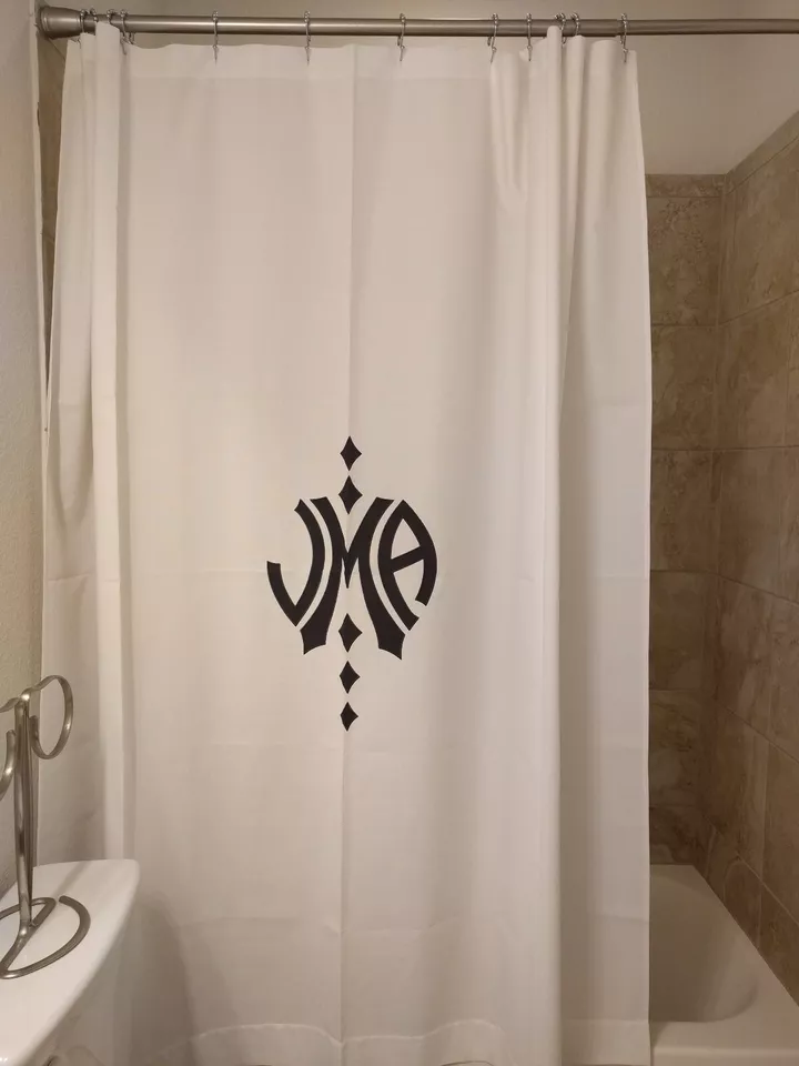 Cortina de Ducha Blanca Tejido Waffle Peacock Alley, 21" Alto Monograma JMA Foto 4 de 4
