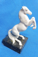 🌸Weiß aufbäumendes Porzellan Keramik Pferd Pferdestatue schwarz Sockel Marmor ?
