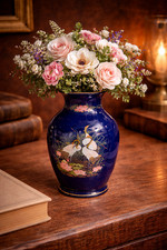 Vase asiatique ancien bleu profond décor grues & lotus – Émail brillant – H. 26