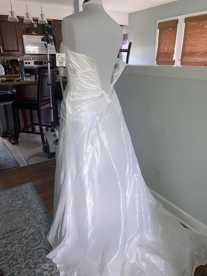 David's Bridal Wedding Dress Gown New Size 10 Style # WG3025 Strapless taffeta - Image 3 of 4
