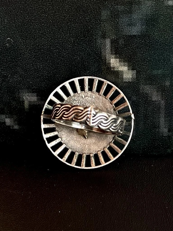 Anillo inoxidable plata oxidada patrón geométrico Foto 2 de 4