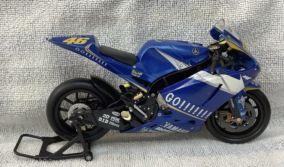 Rossi 2005 Yamaha YZR-M1 Gauloises Yamaha Team Newray 1:12 Scale Moto GP - Image 4 of 4