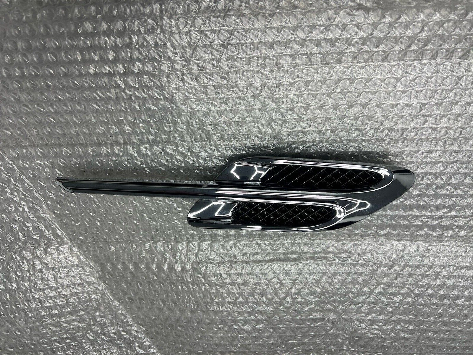 2016-2018 Bentley Continental GT GTC Right Passenger Fender Chrome Trim Vent New