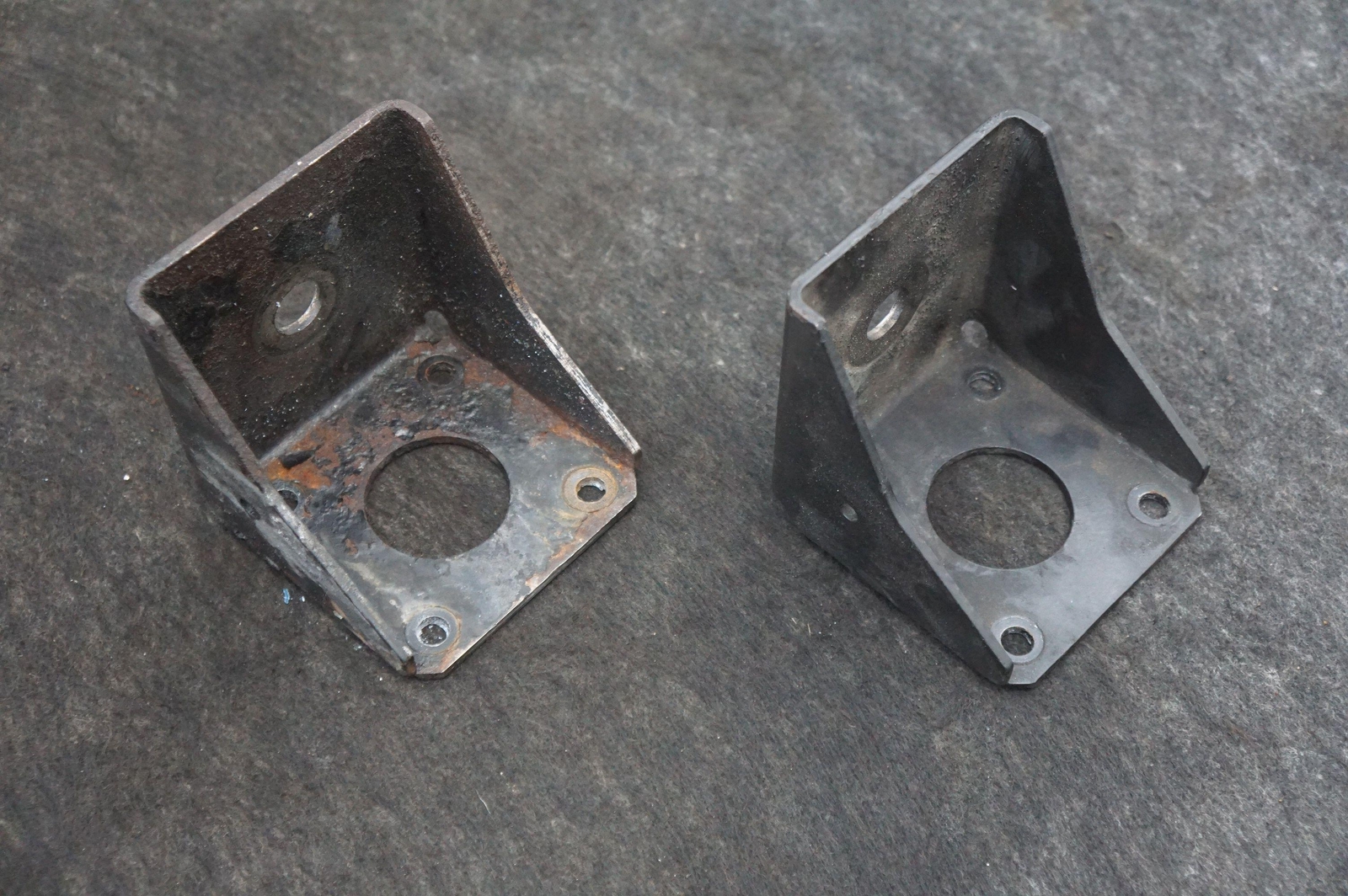 Set 2 Left & Right Gearbox Mount OEM 400399113 Lamborghini Gallardo Spyder 2008