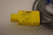 ONE USED BANNER MINI-BEAM PHOTO SENSOR SM2A312LVAG.