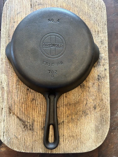 Griswold Small Logo #4 Cast Iron Skillet P/N 702  Erie, Pa. Grooved Handle