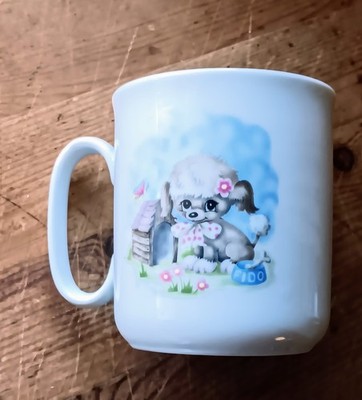 Kinderbecher. Triptis Porzellan mit Motiv Hund Fido. Fido mit Hütte und Knochen.
