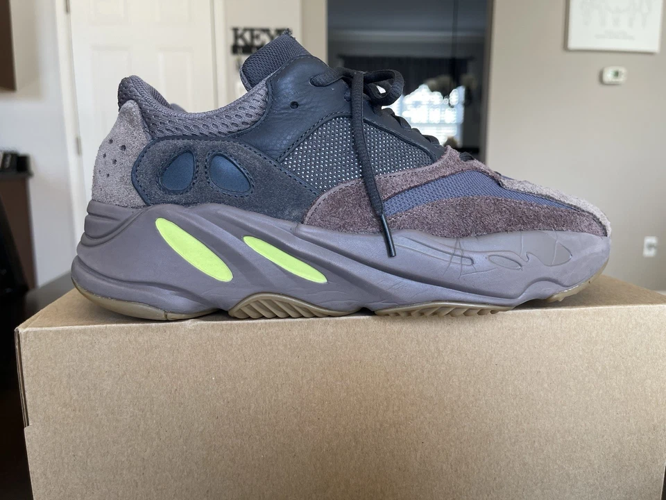 Adidas Yeezy Boost 700 V1 Malva Foto 3 de 4
